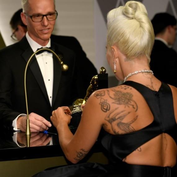 Lady Gaga tatuaże Symbol ocalałego z napaści seksualnej