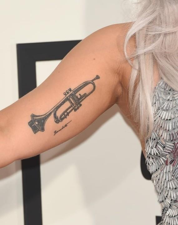 Lady Gaga tatuaże Trąbka