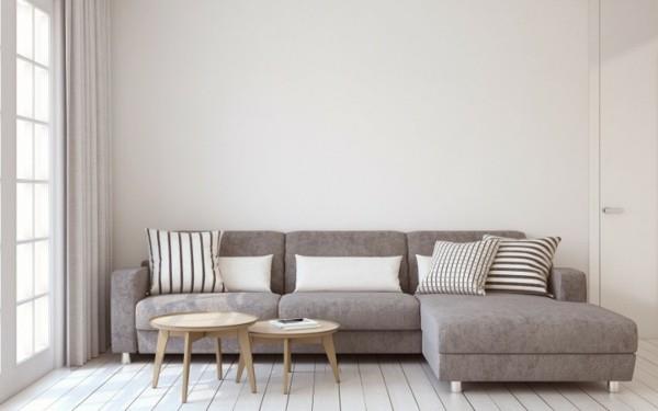 Skandynawskie meble z tapicerowaną sofą i okrągłymi stolikami kawowymi