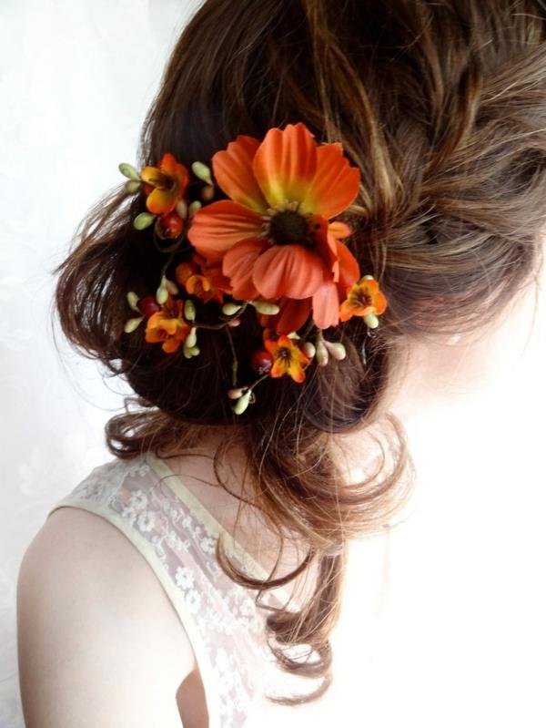 długie włosy fryzury z jesiennymi kwiatami rośliny jesienne pomysły na dekoracje