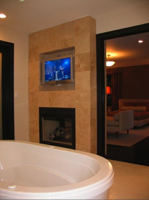 tv lcd cheminée encastrée baignoire idée salle de bain