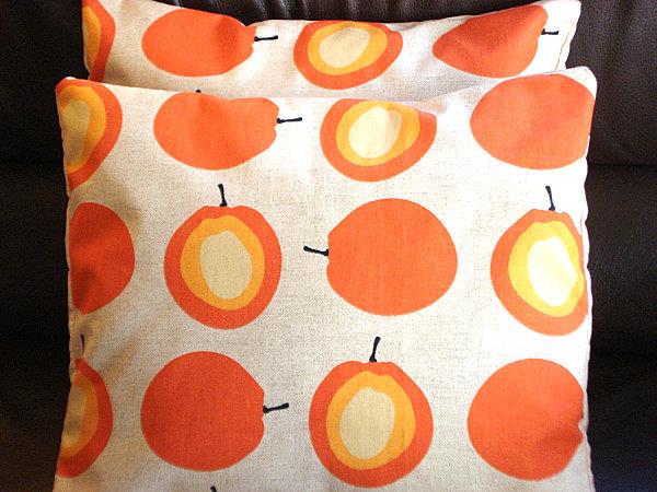 pyszne pomysły na dekorację rzucaj poduszkami z owocami cytrusowymi
