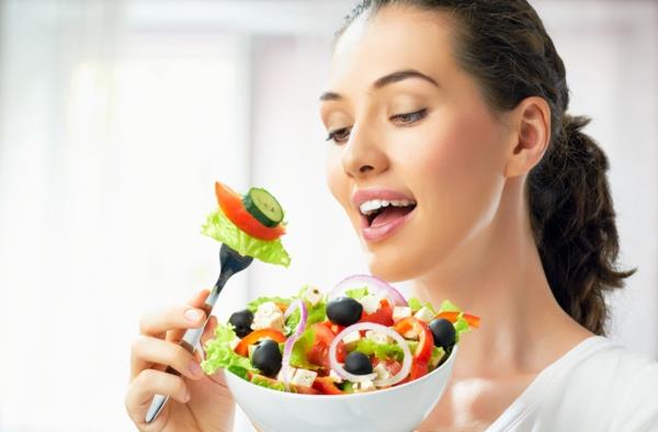 pyszne zdrowe jedzenie jedzenie sałatki ze świeżych warzyw