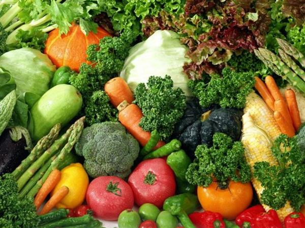 pyszne zdrowe jedzenie świeże warzywa sałatka szparagowa wiosenne owoce