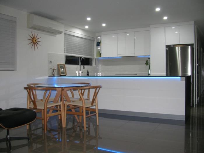 L'éclairage LED de la cuisine illumine la surface de travail