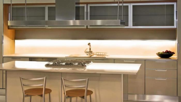 éclairage de cuisine led des bandes led illuminent la paroi arrière de la cuisine