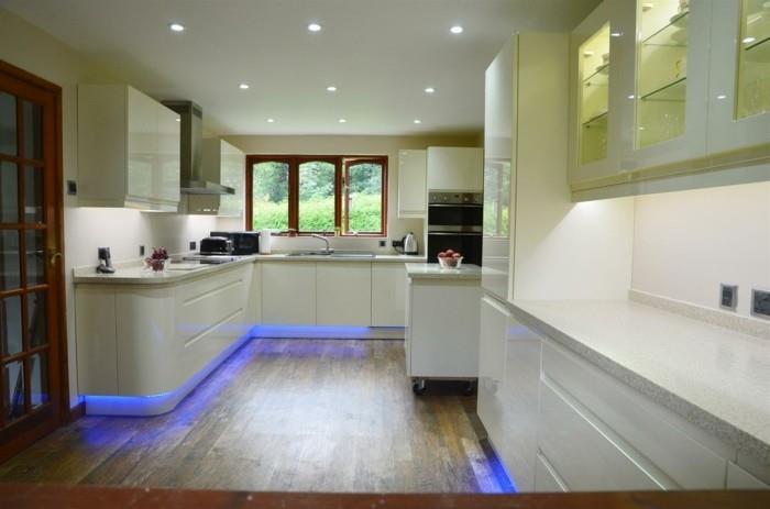 barre lumineuse led cuisine éclairer les armoires de cuisine blanches lumière bleue