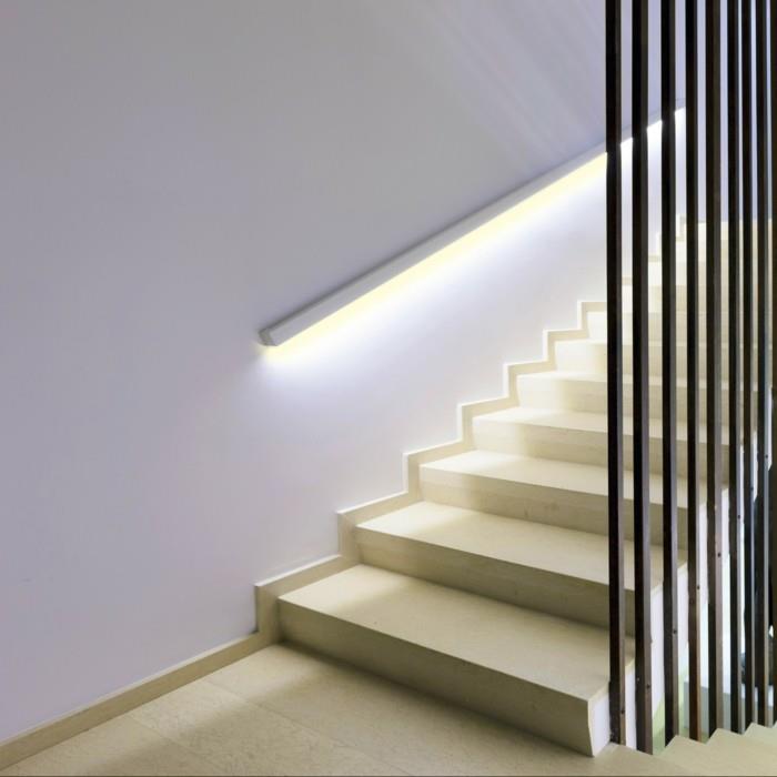 Les escaliers à bandes lumineuses à led illuminent l'éclairage d'escalier moderne