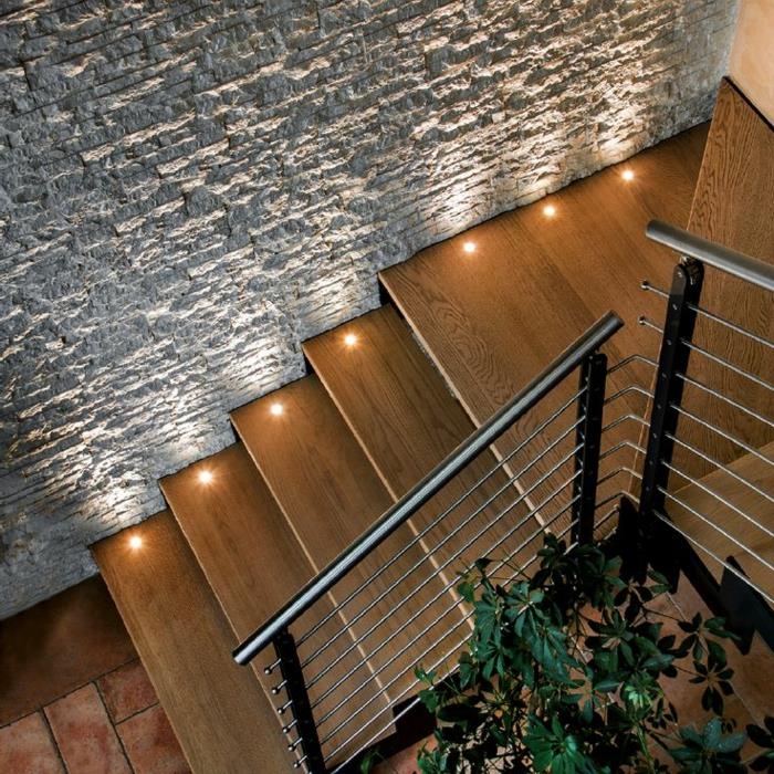 éclairage d'escalier led marches en bois mur de pierre