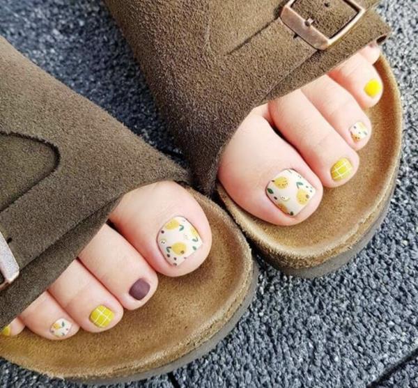 skórzane sandały piękne paznokcie stylizacja paznokci lato