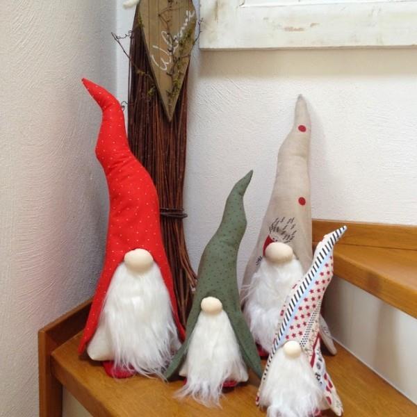 les petits gnomes fabriquent des objets artisanaux en tissu et en ouate