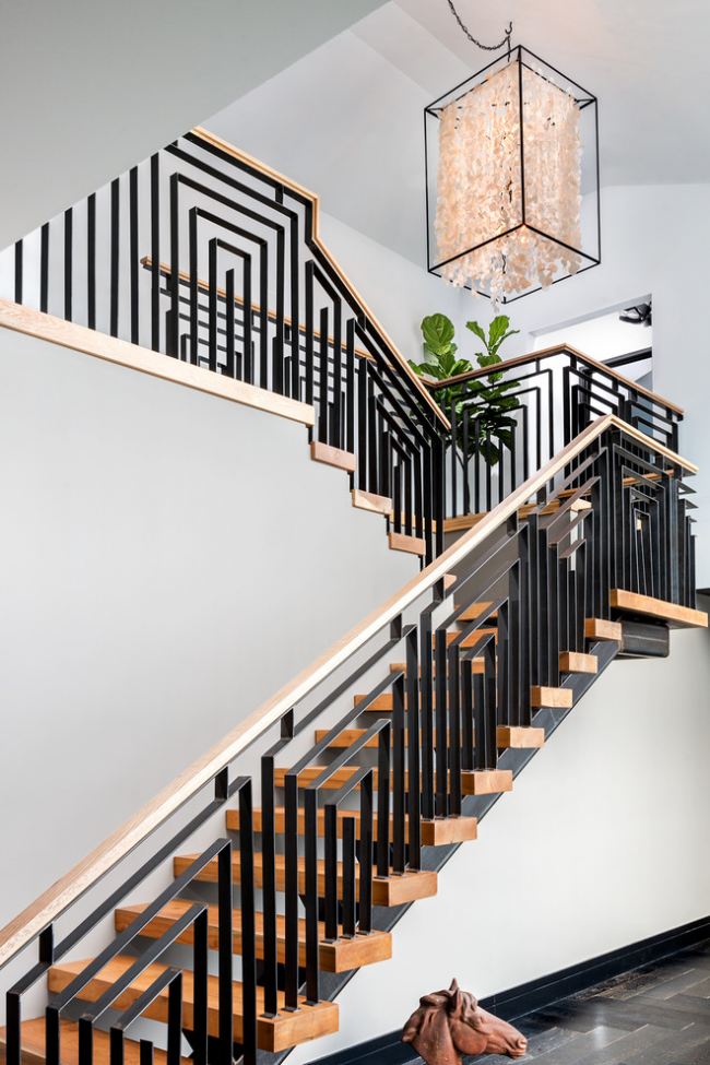 Harmonische Kombination aus Metall und Holz in einer zweiläufigen Treppe