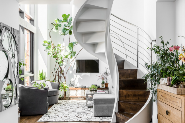 Wendeltreppe mit Holzstufen in einem hellen Interieur im Öko-Stil