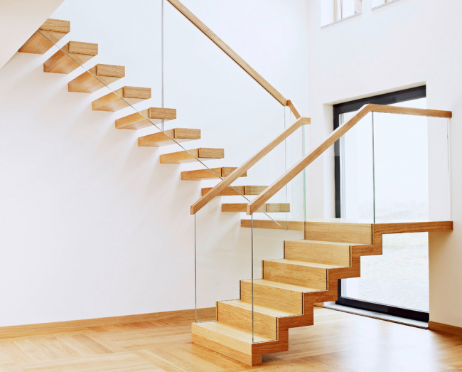 Für Treppen in minimalistischen Innenräumen sind helle Hölzer vorzuziehen