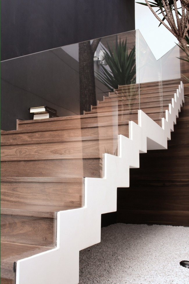 Minimalistisches Treppendesign aus Holz und Glas