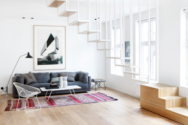 Kombinierte Treppe aus Holz und Metall in einem Interieur im skandinavischen Stil