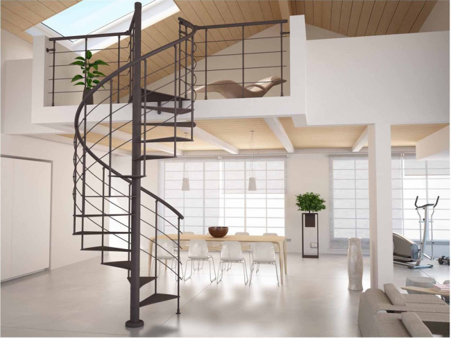 Eine Wendeltreppe aus Metall schafft zusätzlichen Platz und macht den Übergang in den zweiten Stock noch luftiger und einfacher