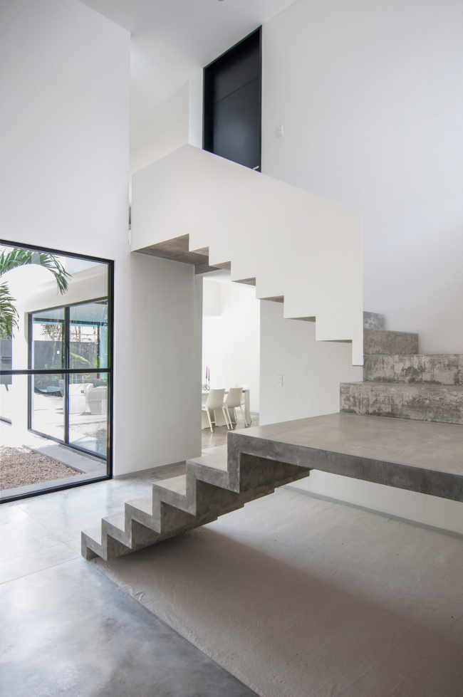 Beton als Material für Treppen ist in vielen Einrichtungsstilen geeignet, darunter auch im mediterranen Stil, der in unserem Land schnell an Popularität gewinnt.