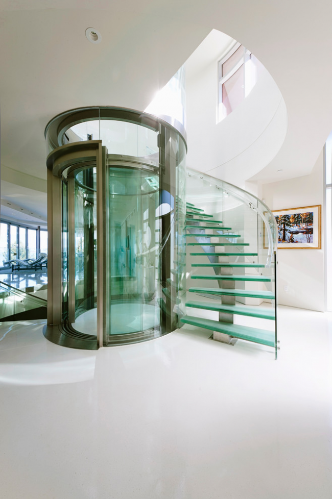 Glastreppe - die beste Lösung für ein minimalistisches Interieur
