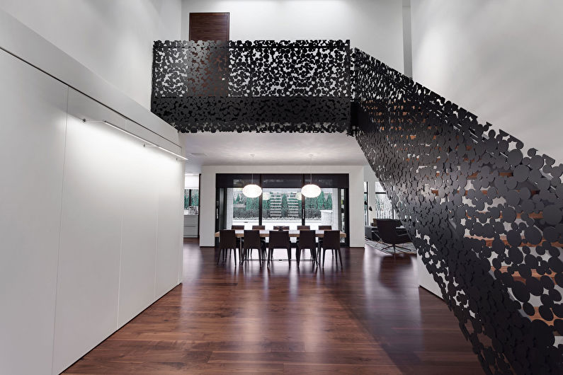 Metalltreppe in den zweiten Stock