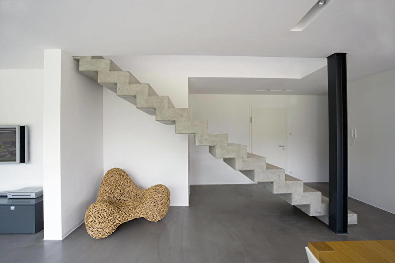 Betontreppe in den zweiten Stock