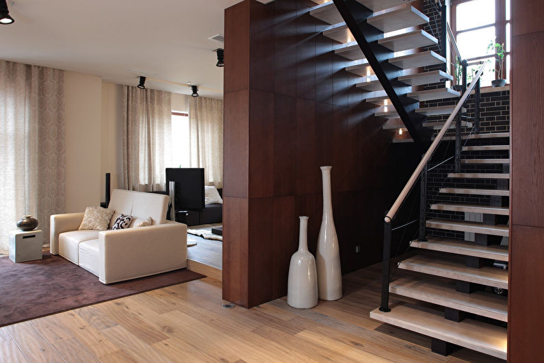 Treppe zum zweiten Stock im modernen Stil