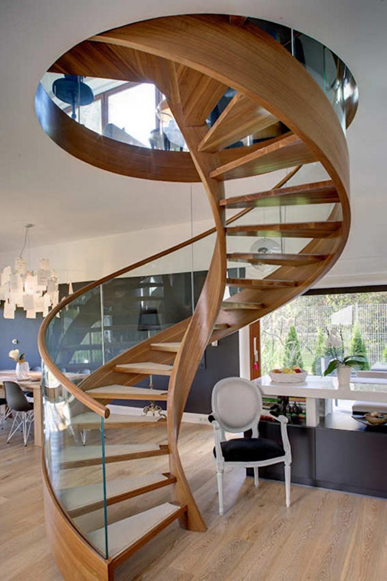 Treppe zum zweiten Stock im modernen Stil
