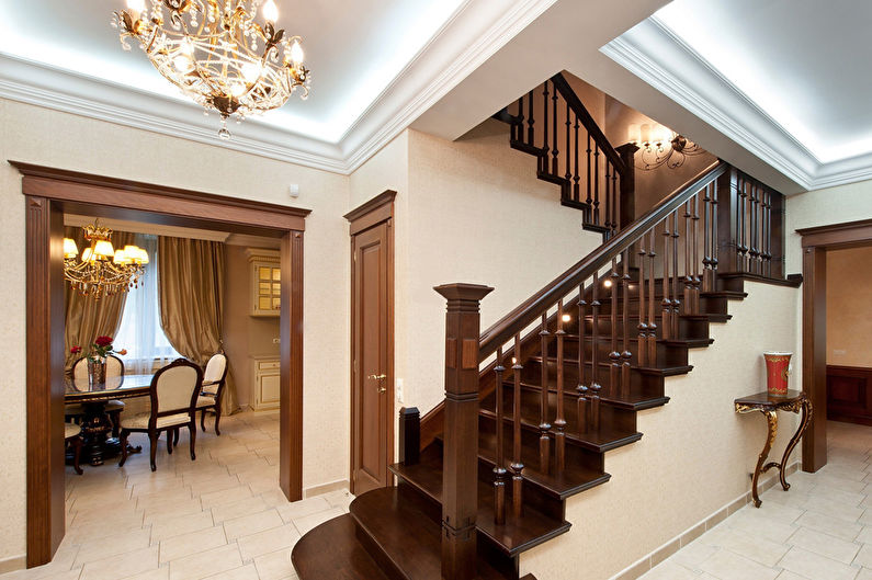 Стълби към втория етаж в класически стил