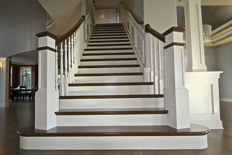 Marschtreppe in den zweiten Stock