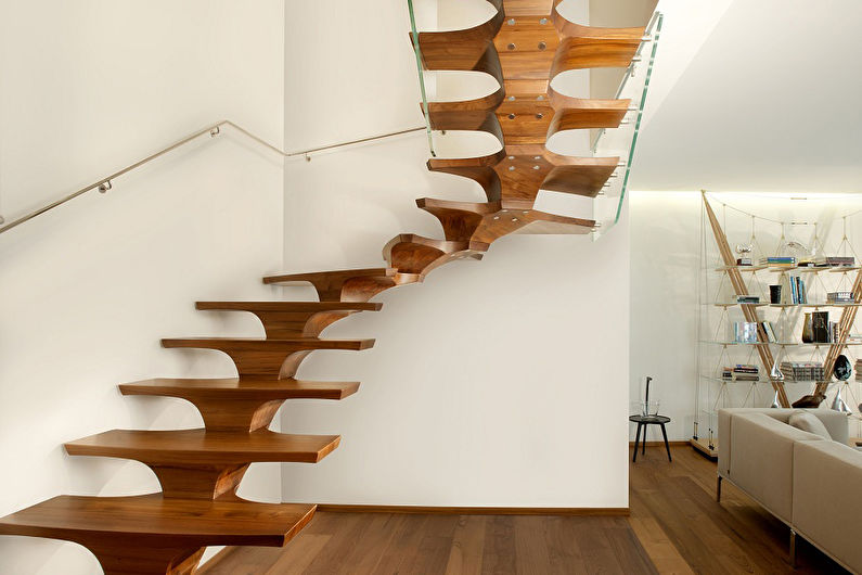 Gestaltung der Treppe zum zweiten Stock - Foto
