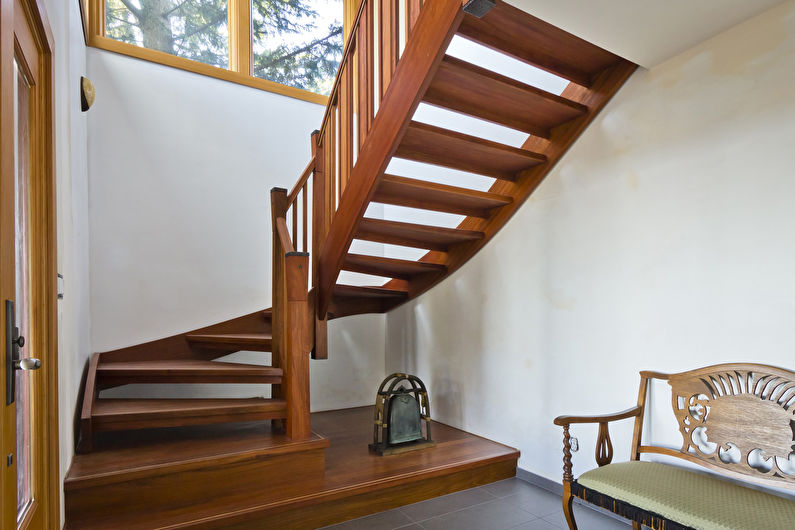 Holztreppe in den zweiten Stock