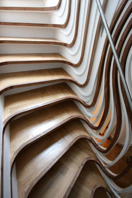 Holztreppe mit asymmetrischen Treppen