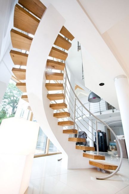 Designer wellenförmig in einem zweistöckigen Haus