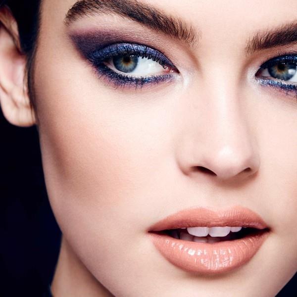 fioletowy niebieski makijaż smokey eyes