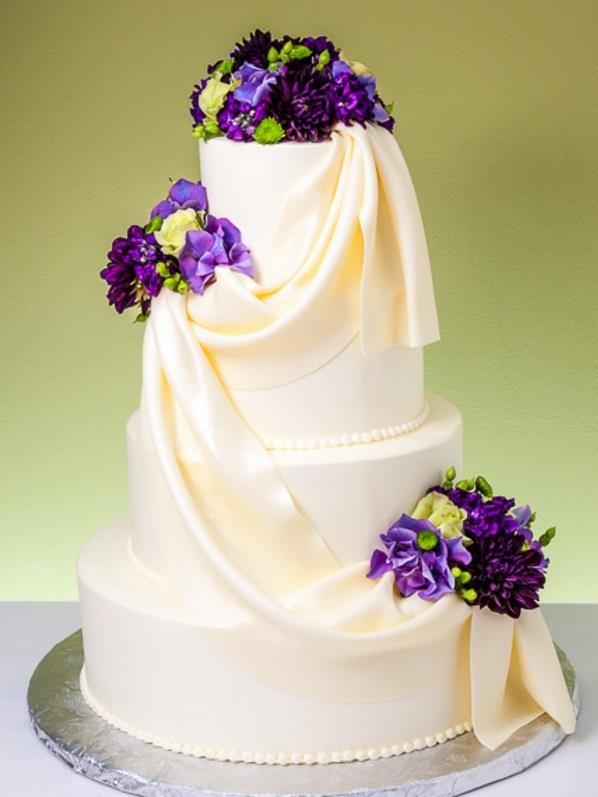 fioletowe akcenty na tort weselny z efektem jedwabiu