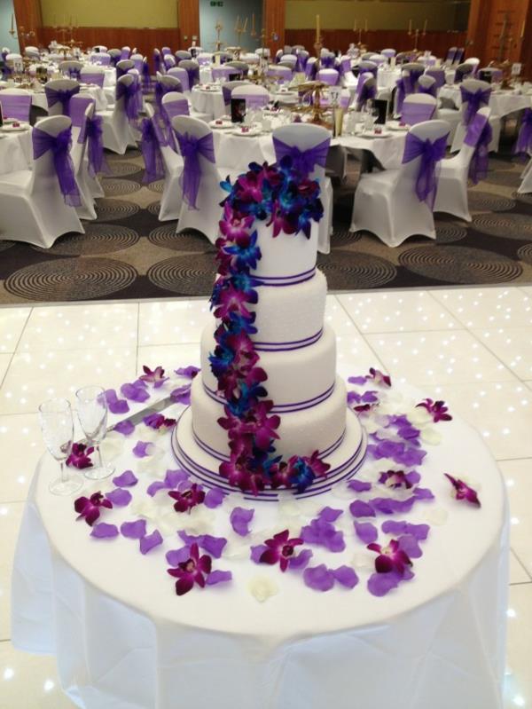 idées de gâteau de mariage violet bien