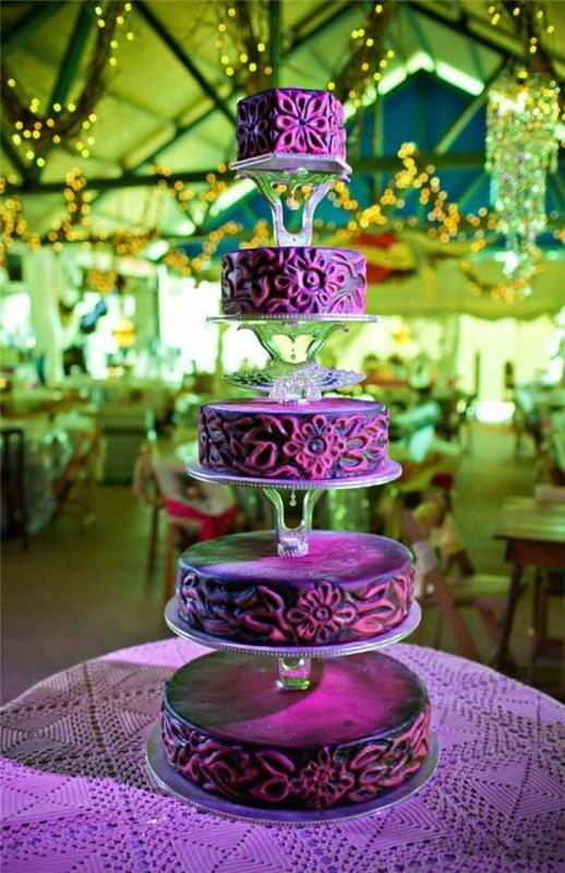 pomysły na fioletowy tort weselny stoją na etagere