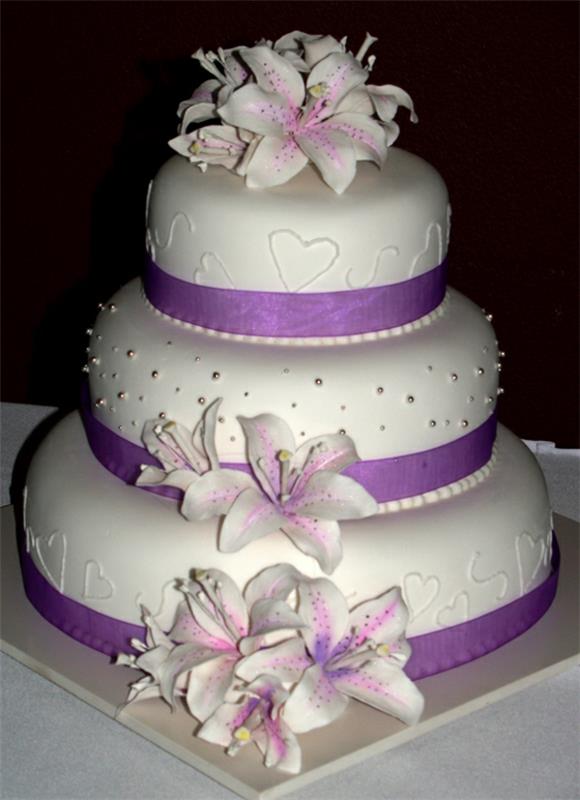 modèle formes fleurs violettes gâteau de mariage coeurs