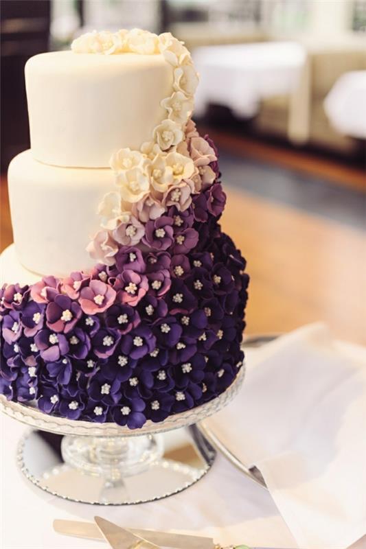 fioletowe pomysły na tort weselny białe w połączeniu