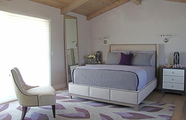 Couleurs douces violettes dans la chambre lit fauteuil tapis idées déco déco
