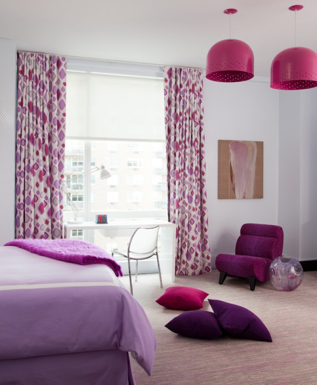 Fialově růžové závěsy a povlečení v kombinaci se šedým pozadím dodávají místnosti náladu a smyslnost.