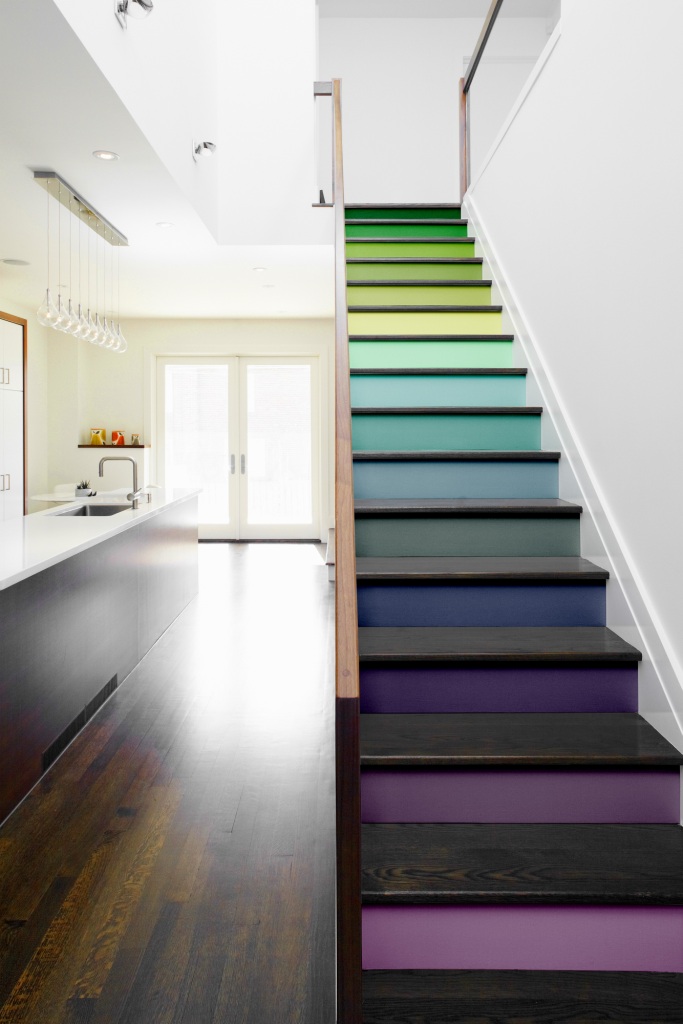 Zábavné schodiště s lila-zeleným barevným přechodem vás nenechá lhostejnými