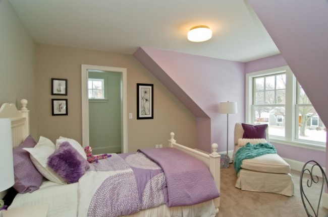 Interiér ložnice je velmi často zdoben fialovými tóny kvůli relaxačním vlastnostem barvy.