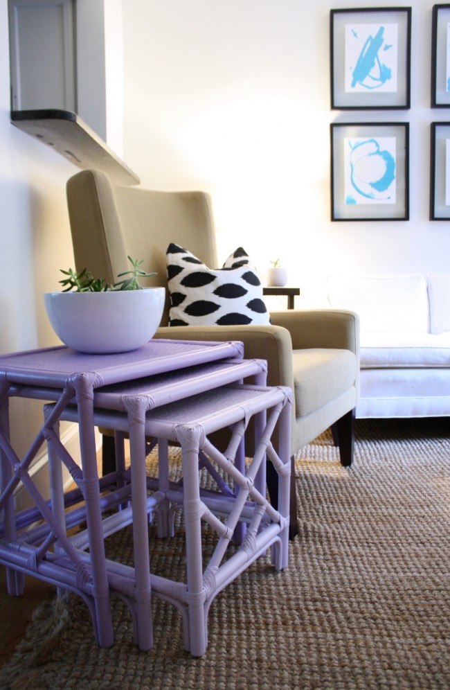 Světlý šeřík konferenční stolek ozdobí obývací pokoj