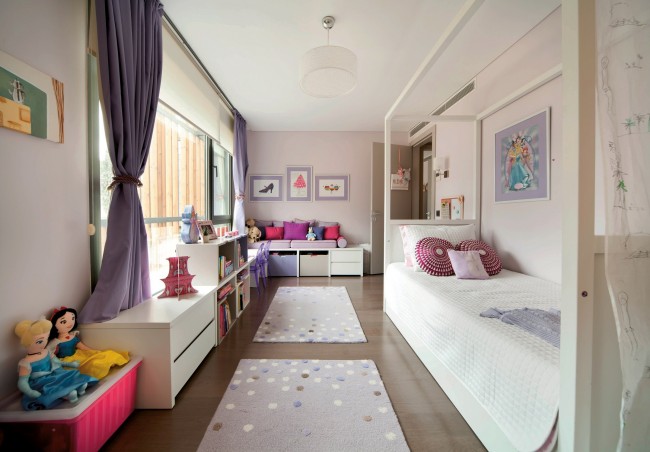 Fialová barva se používá k dekoraci místnosti: textil, rámy, polštáře - interiérové ​​akcenty