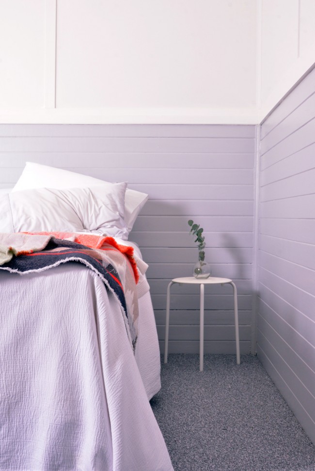 Jemné lila panely v ložnici pro skutečný odpočinek a relaxaci
