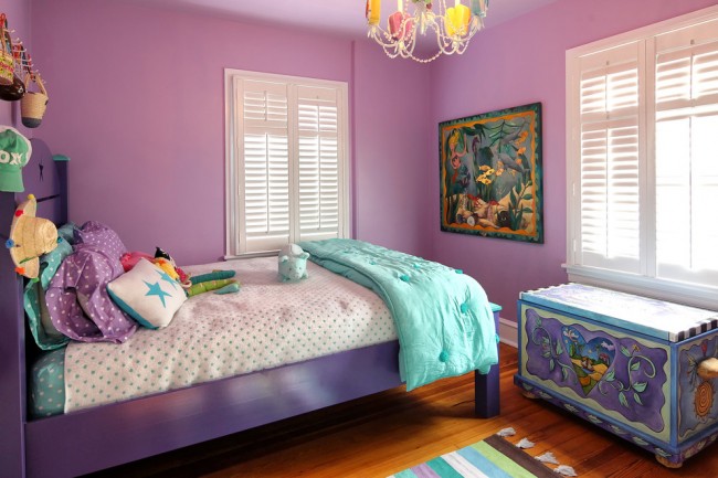 Dětský pokoj, kde se při návrhu stěn a nábytku aktivně používá lila barva různých odstínů