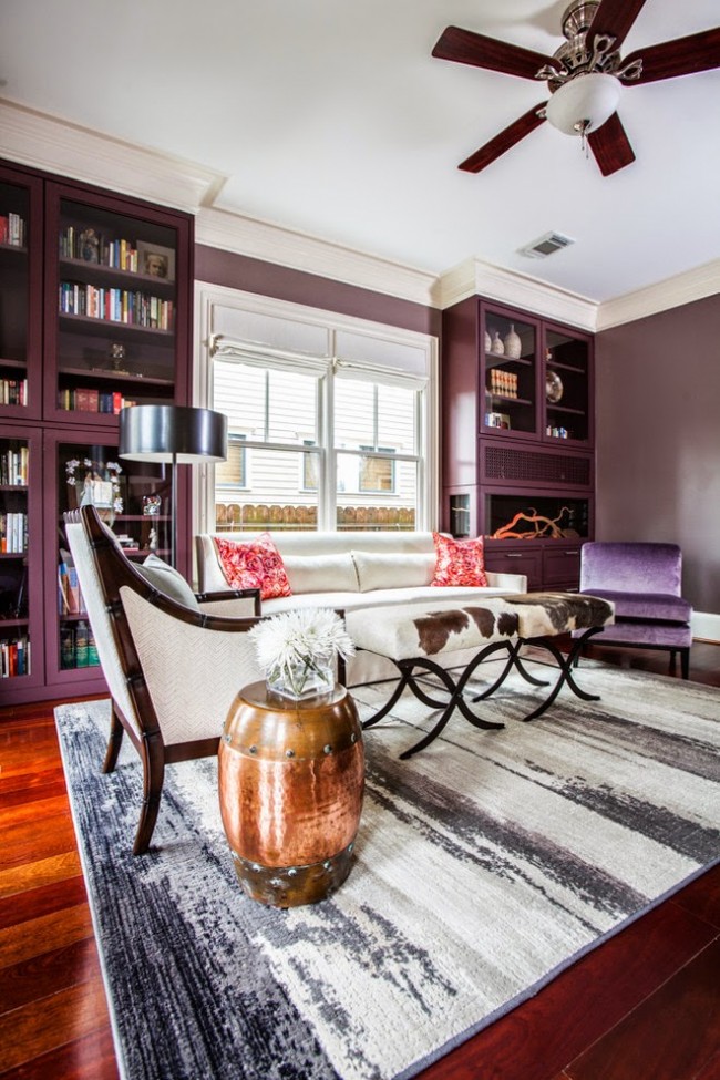Interiér lila obývacího pokoje může být postaven na kombinaci barevných odstínů a rozdílů v jejich jasu.