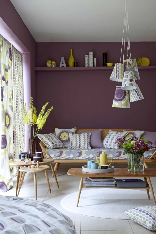 Fialové barvy v barvách stěn jsou vynikajícím podkladem pro dřevěný nábytek a použití stejného odstínu v dekoru pomůže vytvořit plnohodnotný jednodílný interiér.