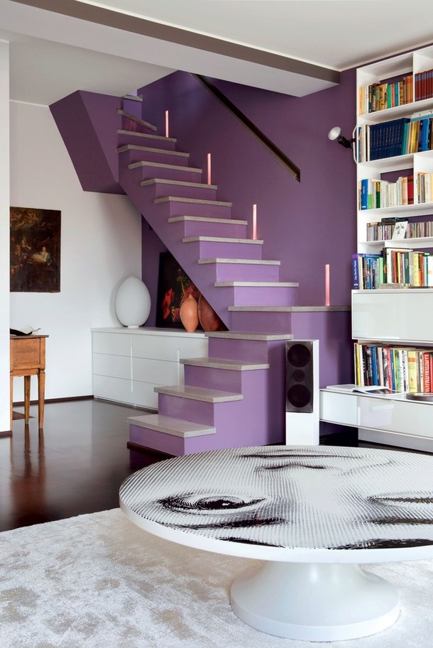 Kontrastní použití lila a bílé a interiér - stylové barevné duo pro moderní interiéry